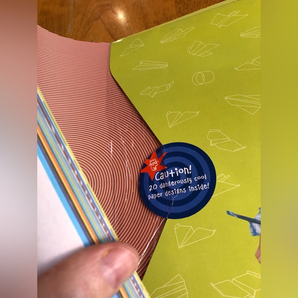 The Klutz Book of Paper Airplanes / How Do Airplanes Fly? - Picture 7 of 16